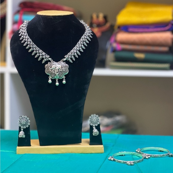 Hand crafted Necklace Set - Picture 8 of 10